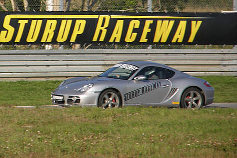 Dagens højdepunkt - en tur i en Porsche Cayman, hvor en af deltagerne selv sad ved rattet.